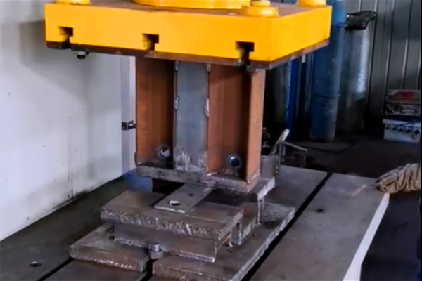 1653031053828114.png 吊耳冲压模具.png