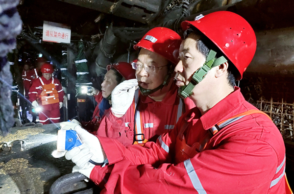 1673245615665683.jpg 6——天下煤矿瓦斯和攻击地压重大灾难防治现场会分组赴孟村矿观摩指导.jpg