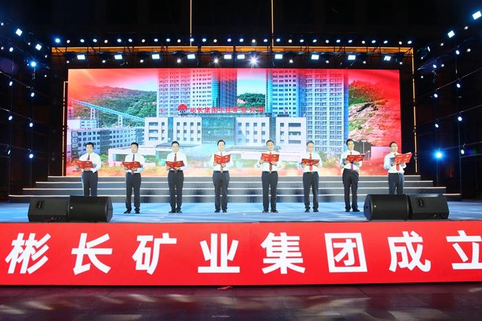 1685098189168128.jpg 2.集团向导班子诗朗诵《我们走过二十年》.JPG