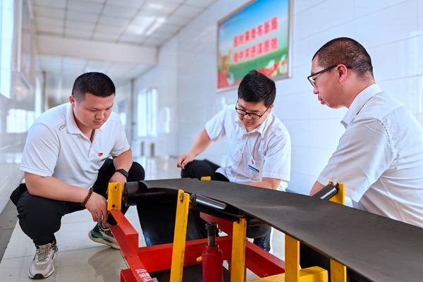 1696316772123752.jpg 何原飞向导党员举行皮带优化_副本.jpg