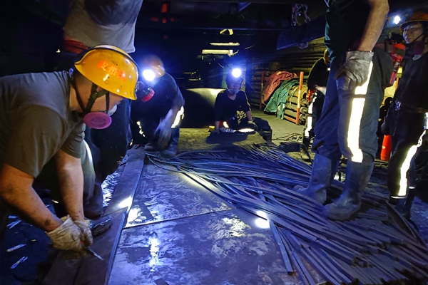 1717059462210997.jpg 3 皮带硫化_副本.jpg