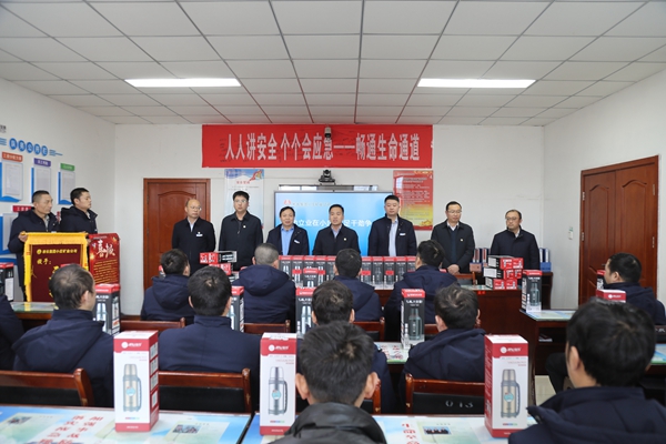 1738471078128736.jpg 1三特区队慰问_副本.jpg