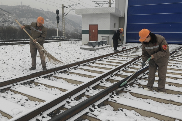 1739322227946959.jpg ¾µÍ·ËÄ£ºÇà°²¸ÚÔ±ÕûÀí»ú¿âÃÅǰ»ýÑ©_¸±±¾.jpg