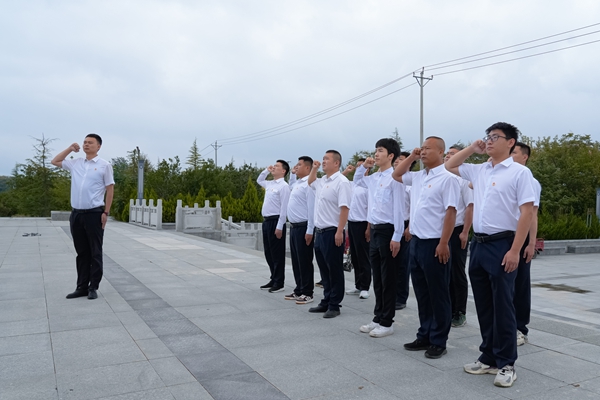1757553235212615.jpg 重温入团誓词_副本.jpg